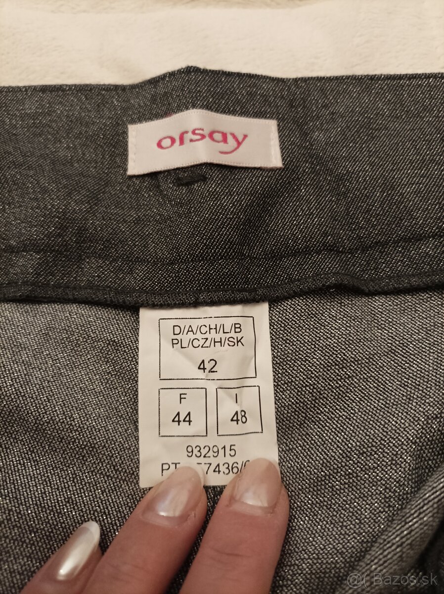 Šedí, lesklý dámsky kostým - 8