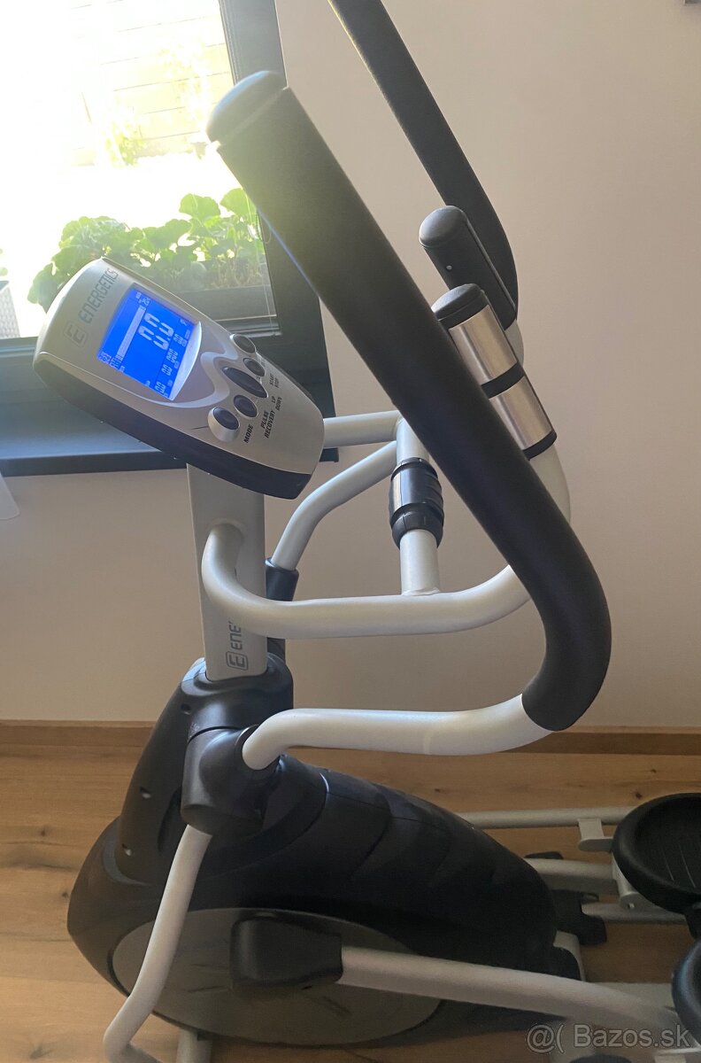 Kvalitný eliptický trenažér XT1010 - 8