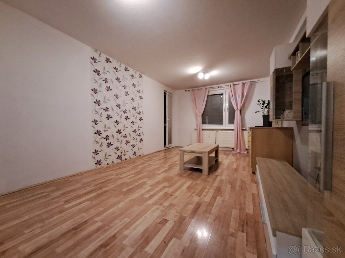 3 izbový byt čiastočne prerobený v centre Vrútok Nábrežná - 8