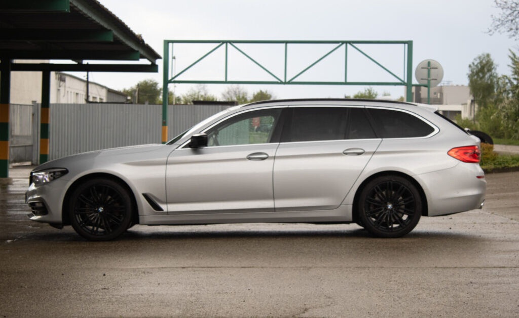 BMW 520d Touring z roku 2017 - 8