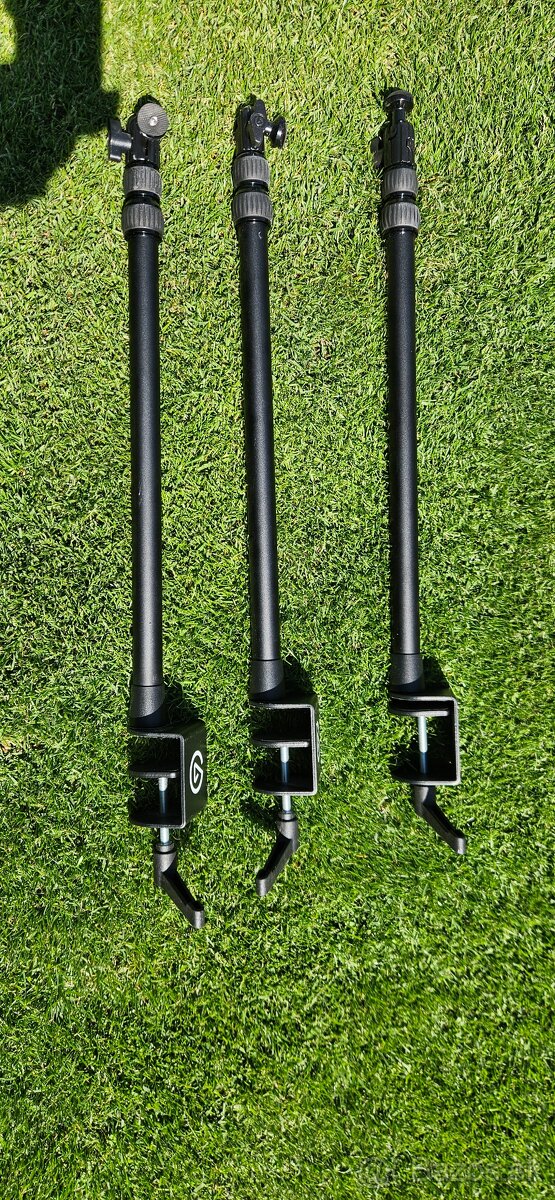 Stojany na mikrofóny, svetla, mix pulty, noty atď. - 8