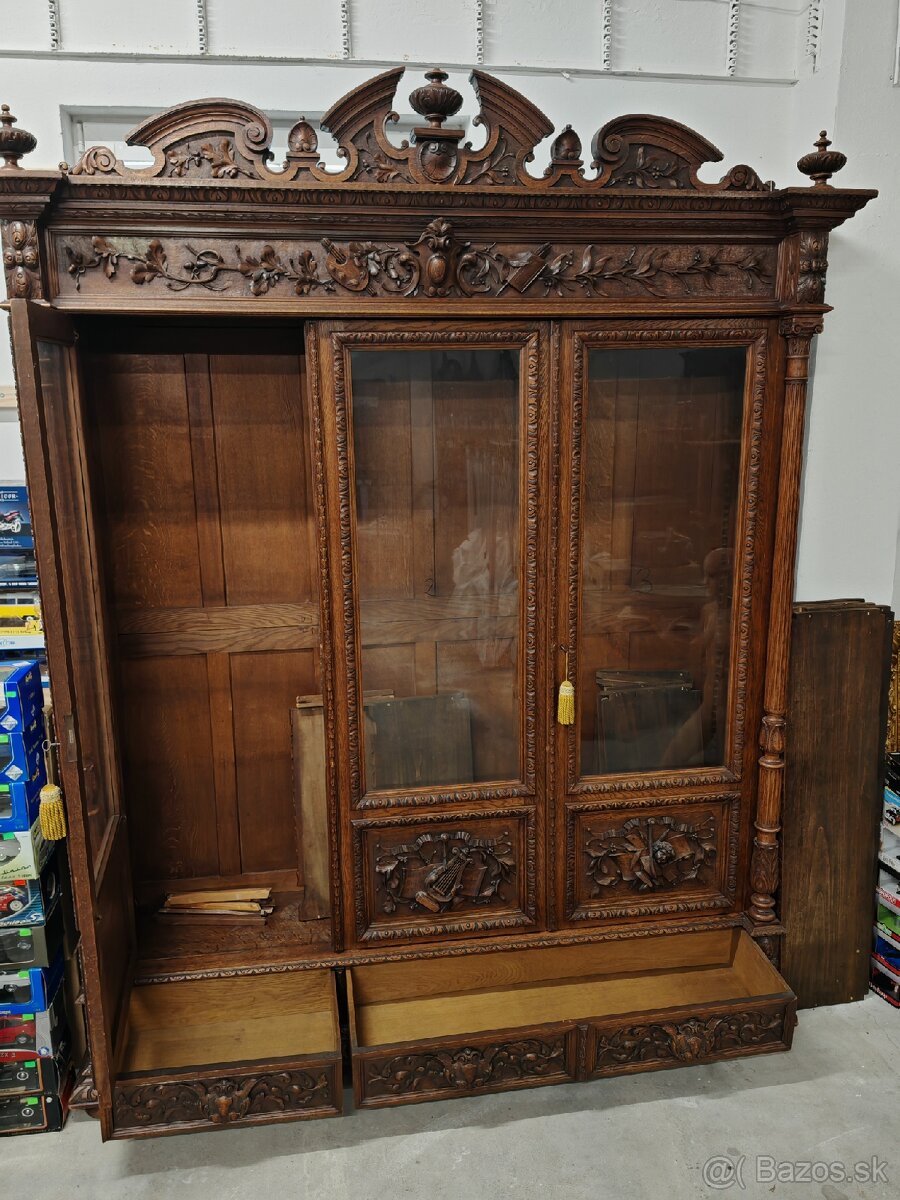 Starožitná vitrína - 8