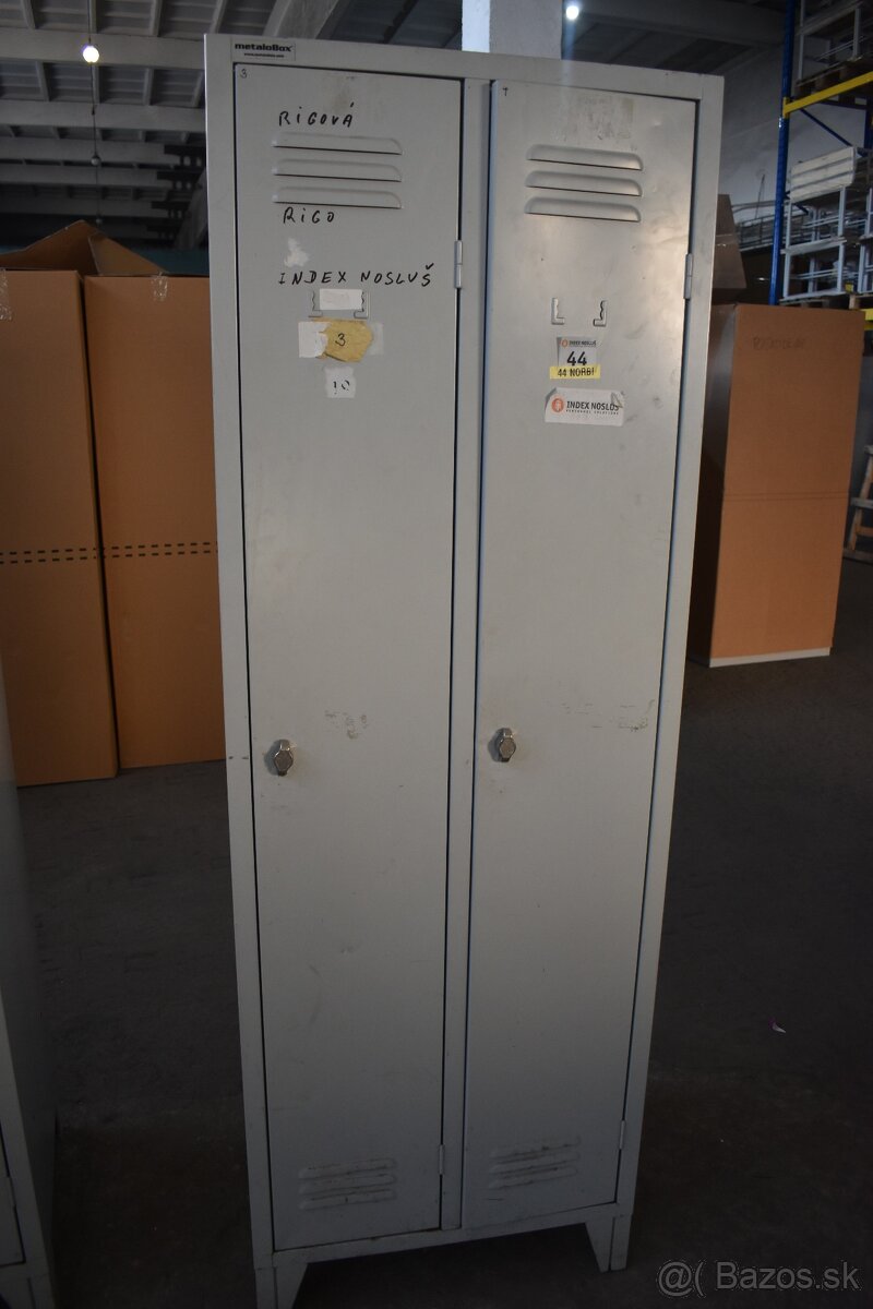 2-dverová šatníková skriňa na nožičkách - 8