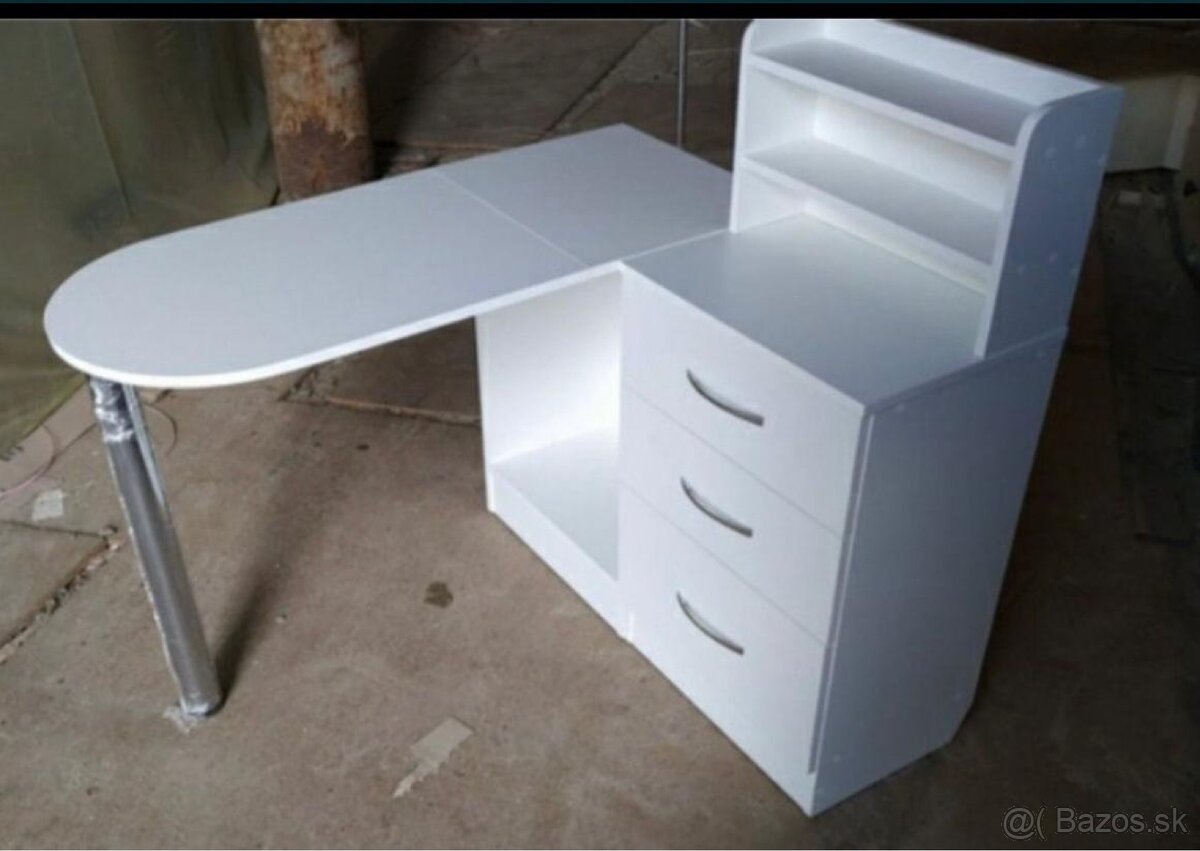 Manikérsky stôl . - 8