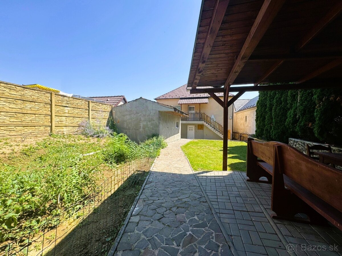 Veľký RD s bazénom v obci Petrova Ves - 2 samostatné bývania - 8