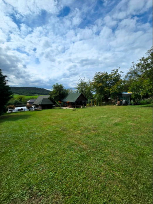 Na predaj drevenica s pozemkom a bazénom - 1194 m² v obci M - 8