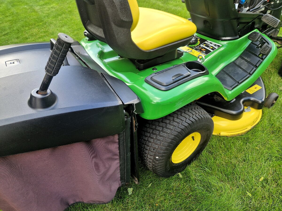 Zahradni Traktor sekačka John Deere X350 r - 8