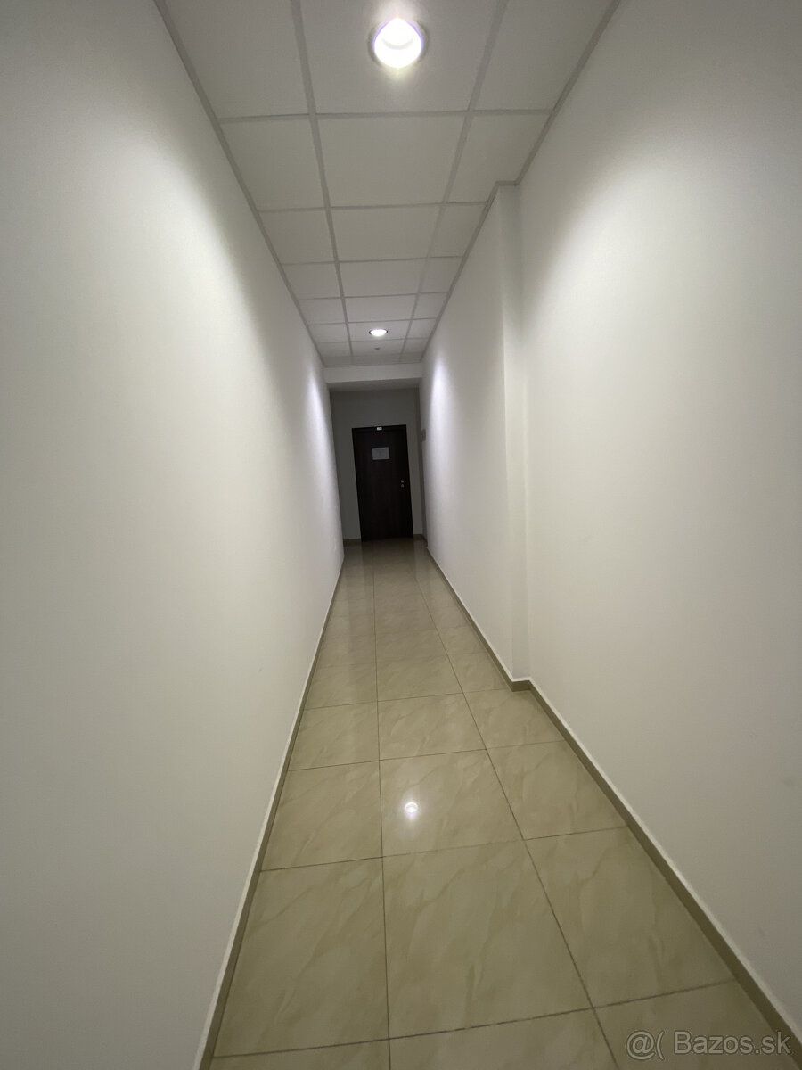 Priestranná kancelária : 42 m2 - v centre mesta - 8