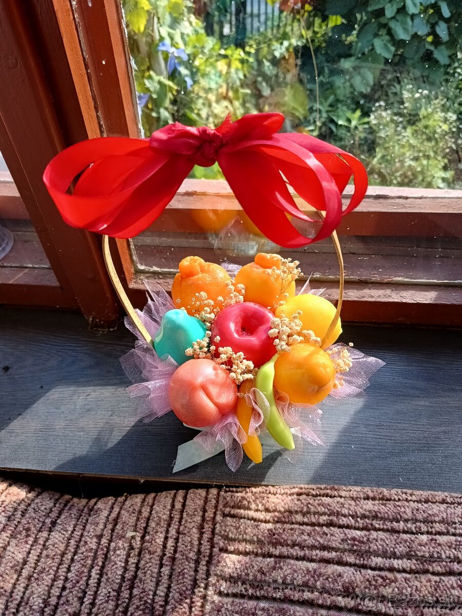 Domáce vyrobené sviečky a kytica - 8