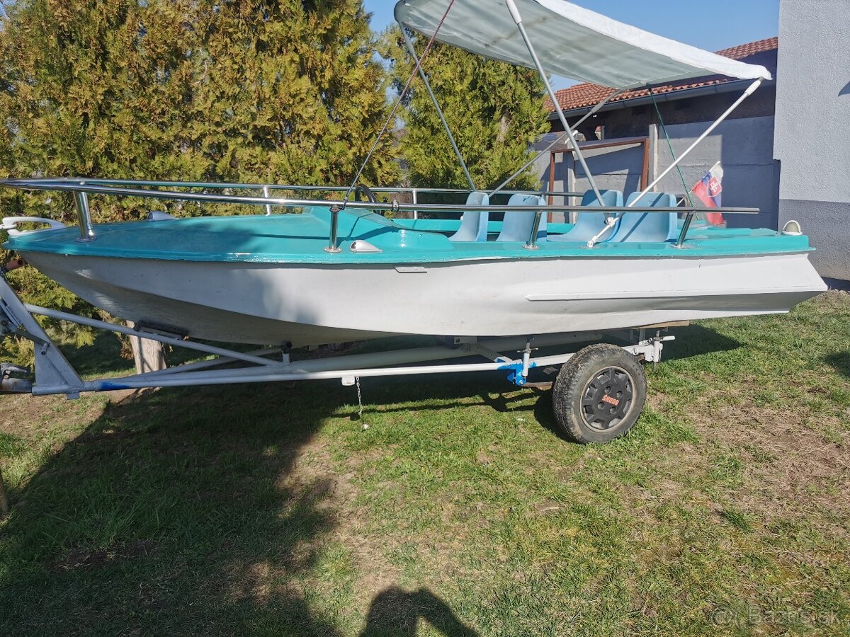 Laminátový motorový čln - 8