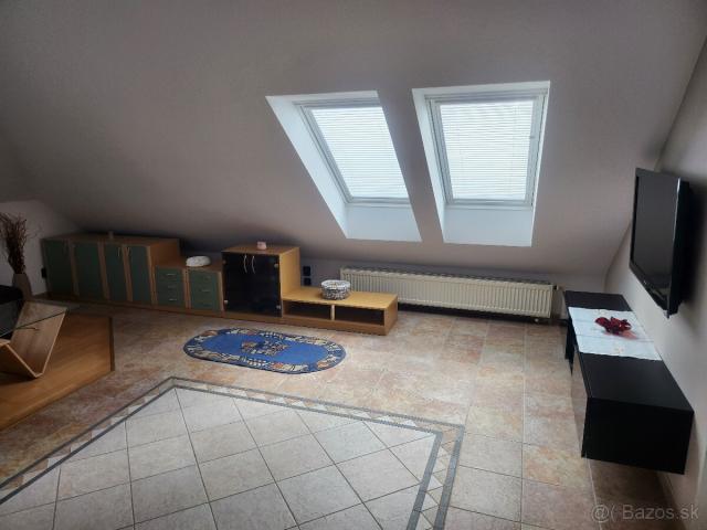 Prenájom – priestranný podkrovný byt v centre mesta - 8