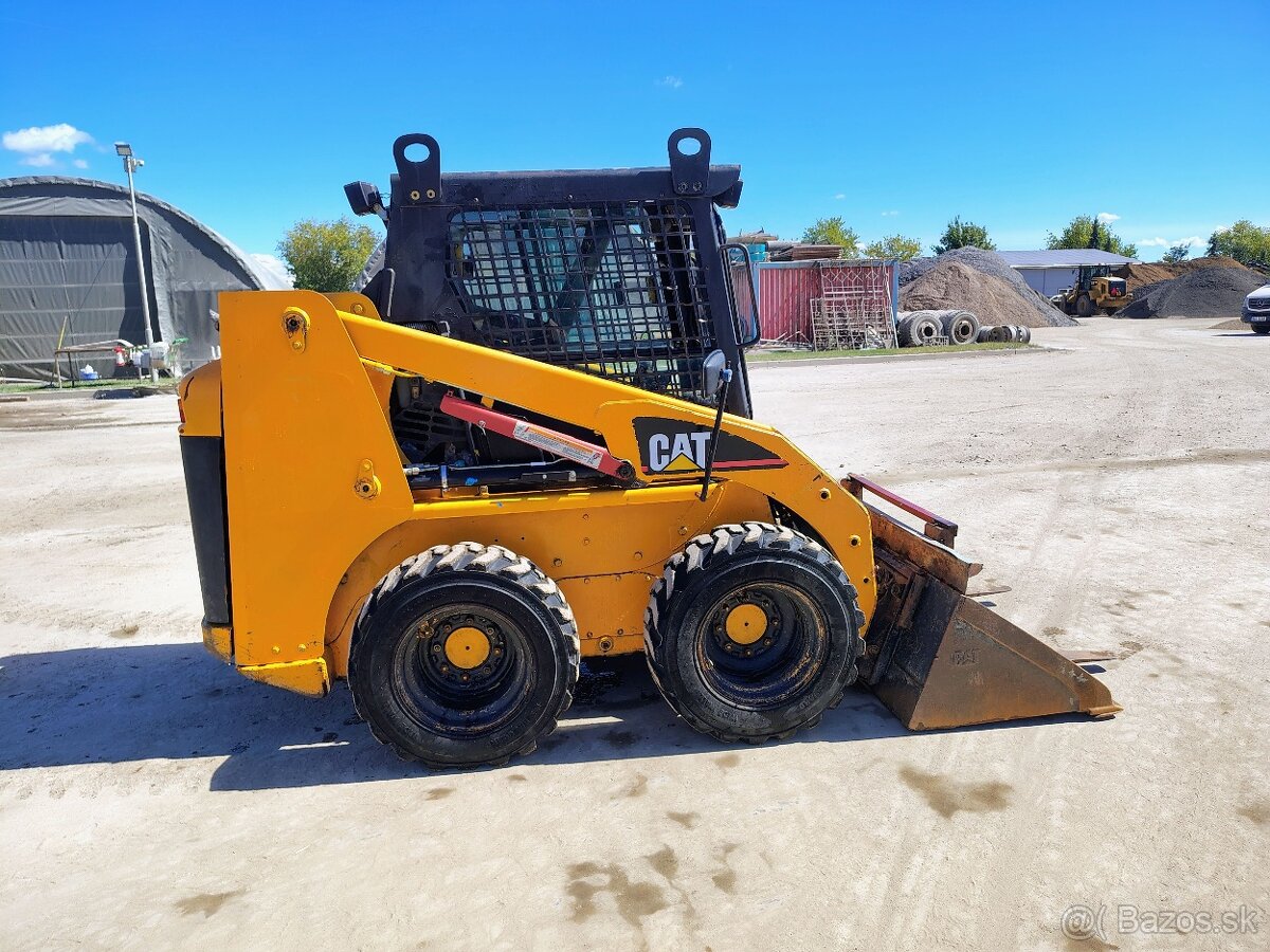 Nakladač CAT 226 - 8