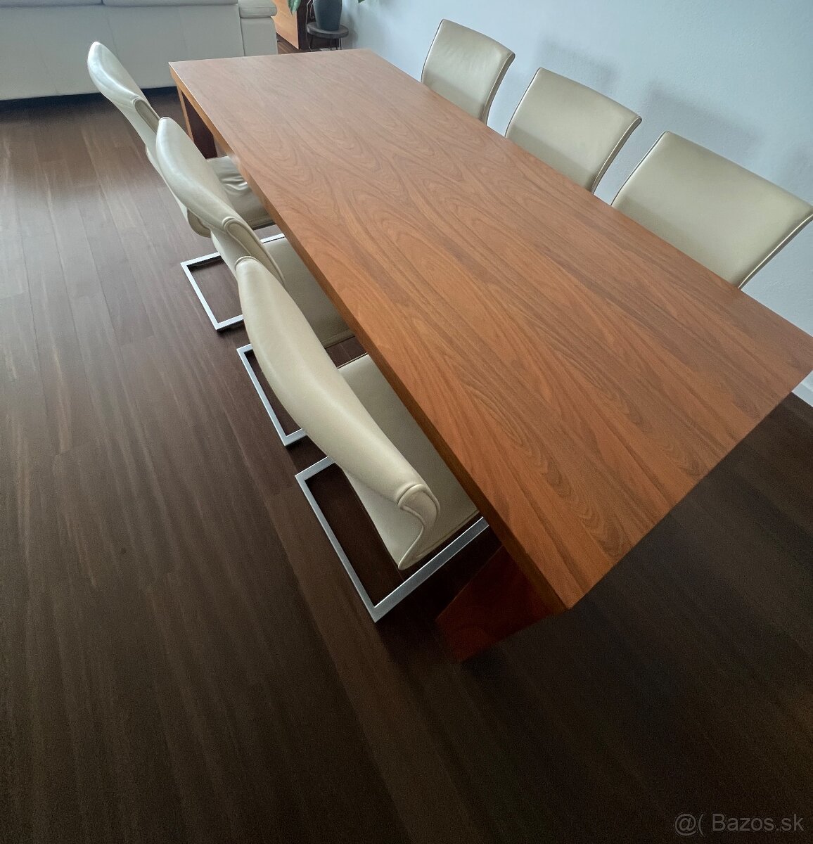Predám jedálenský stôl, konferenčný stolík a 2 skrinky. - 8