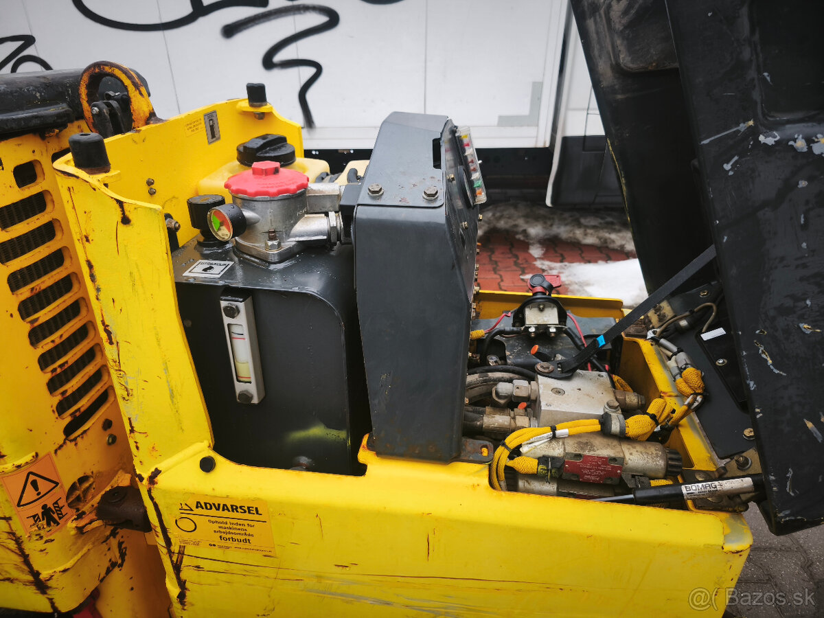 Vibracny valec. Jezkovy valec Bomag BMP 8500 rv2011 850m.h - 8