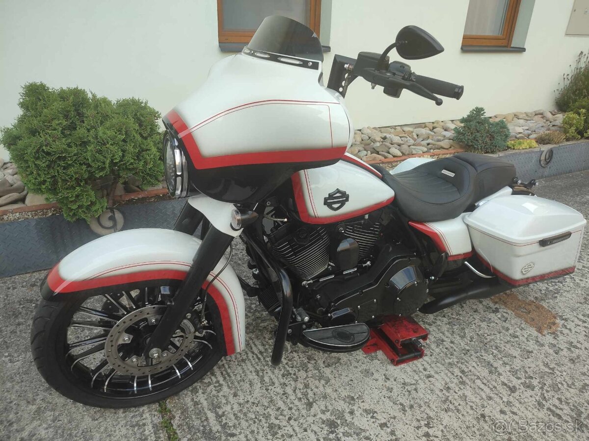 HARLEY DAVIDSON FLHX CUSTOM SPECIAL - 8