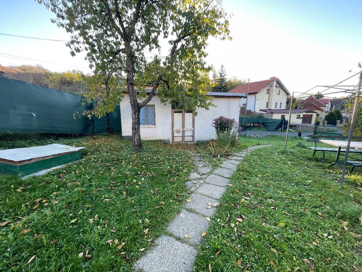 Predam pozemok s rozlohou 916 m² s chatkou a garážou - 8