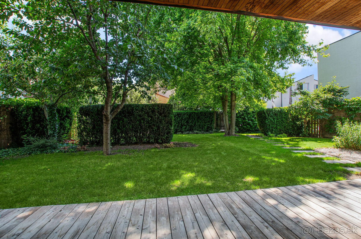 Moderný dom ukrytý za nenápadným vizuálom z ulice - 8