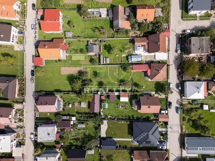 REZERVOVANÉ Na predaj krásny stavebný pozemok v obci... - 8