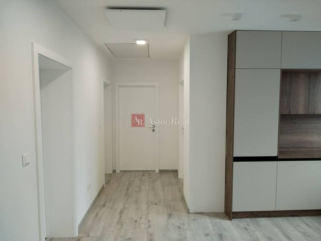 Predaj:Prerobený 5-izbový RODINNÝ DOM, pozemok 547 m2, Marti - 8