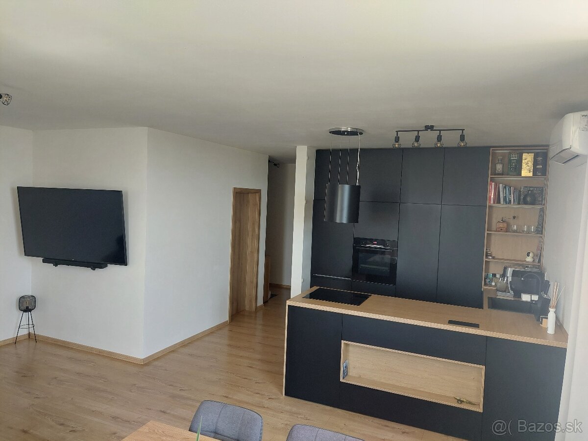 Na predaj priestranný 3-izbový byt s veľkou terasou MIKO - 8