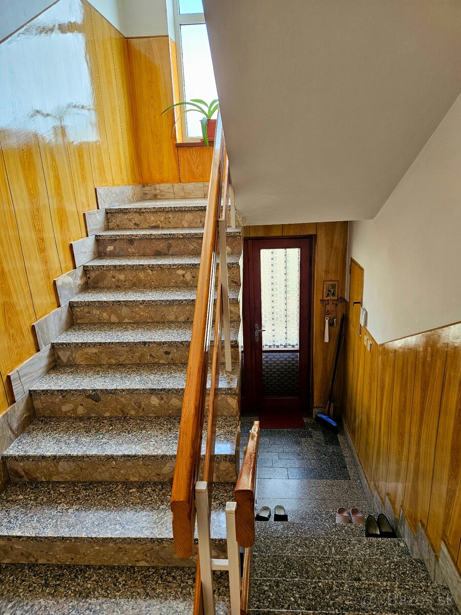 Väčší rodinný dom - garáže pre 4 autá - 8