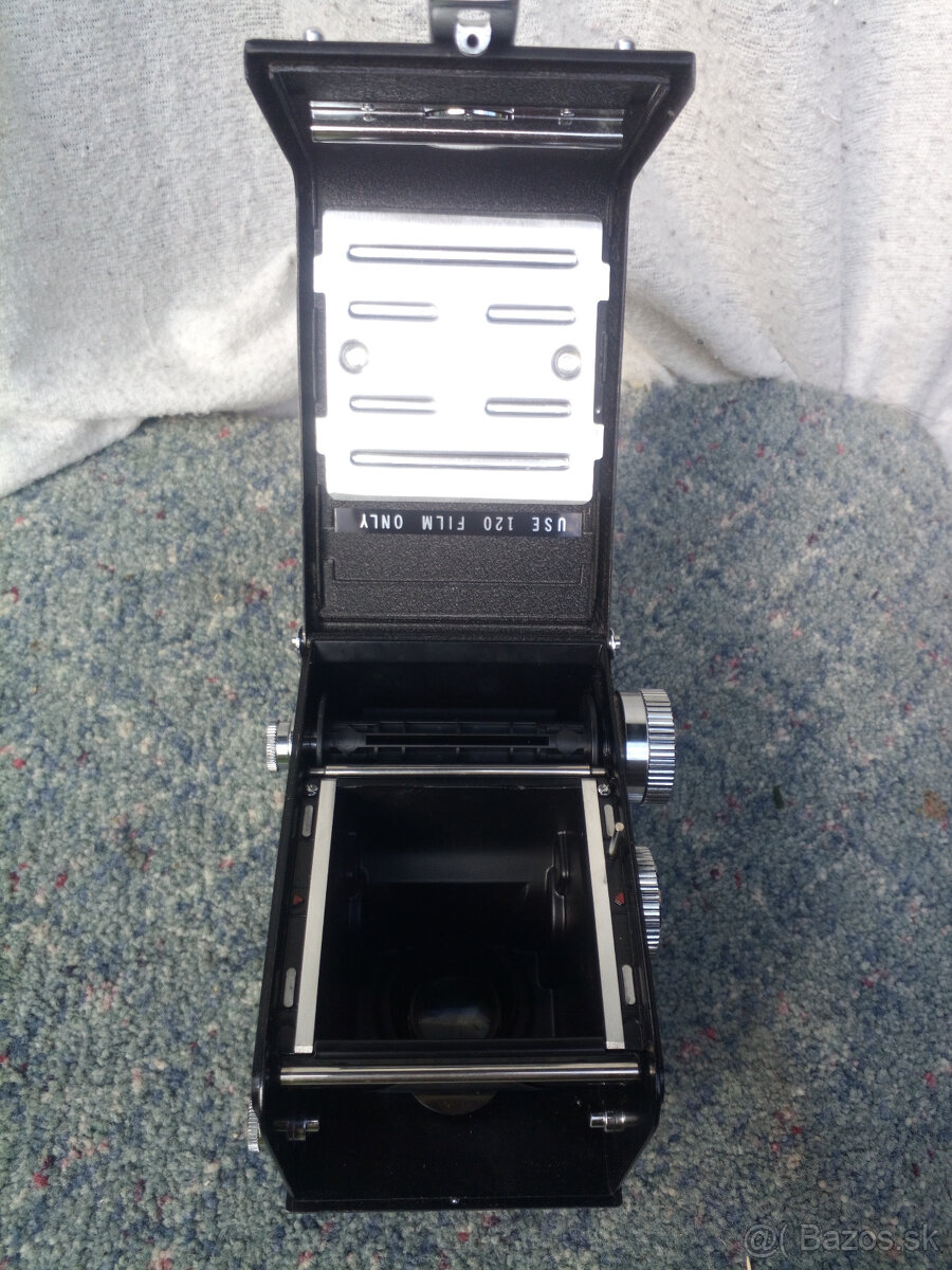 Yashica D - 8