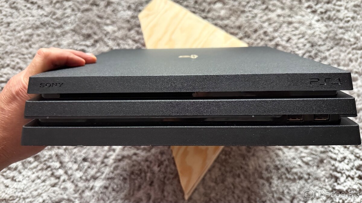 Sony PlayStation 4 Pro (1 TB, 2 ovladace vyborny stav) - 8