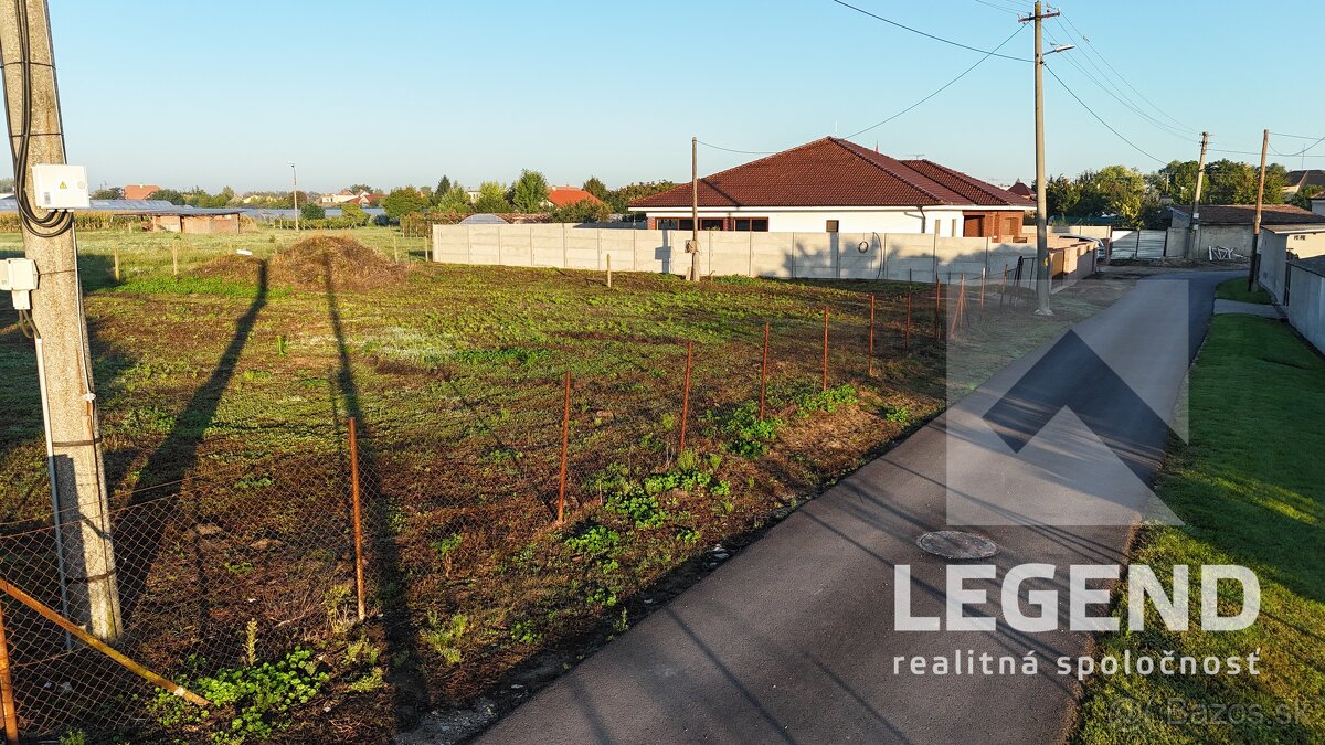 Krásny stavebný pozemok v Nesvadoch 1163 m2, super lokalita, - 8