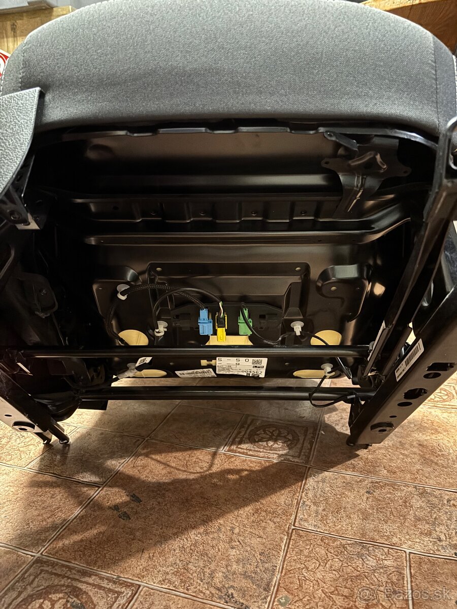 Skoda Fabia Mk3 predne sedadlá - 8