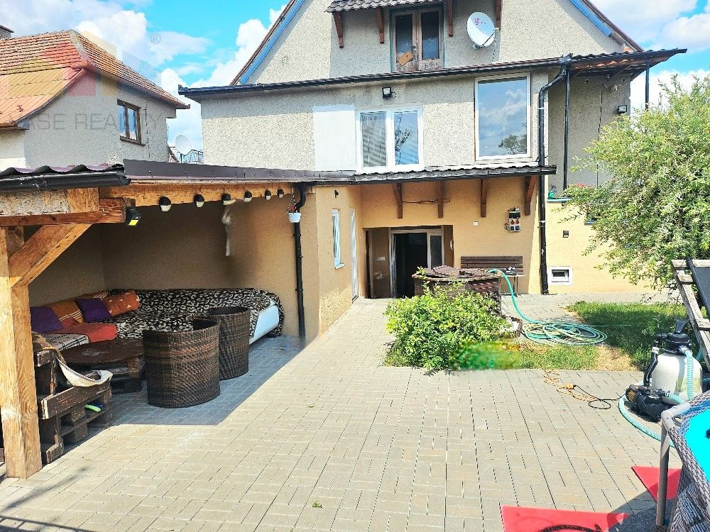 RODINNÝ DOM- VEĽKÉ CHLIEVANY- POZEMOK 1001 m2- 5 IZBOVÝ - 8