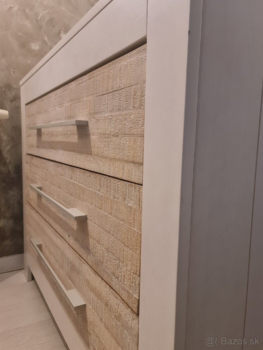 Skriňa a komoda z dreva. - 8