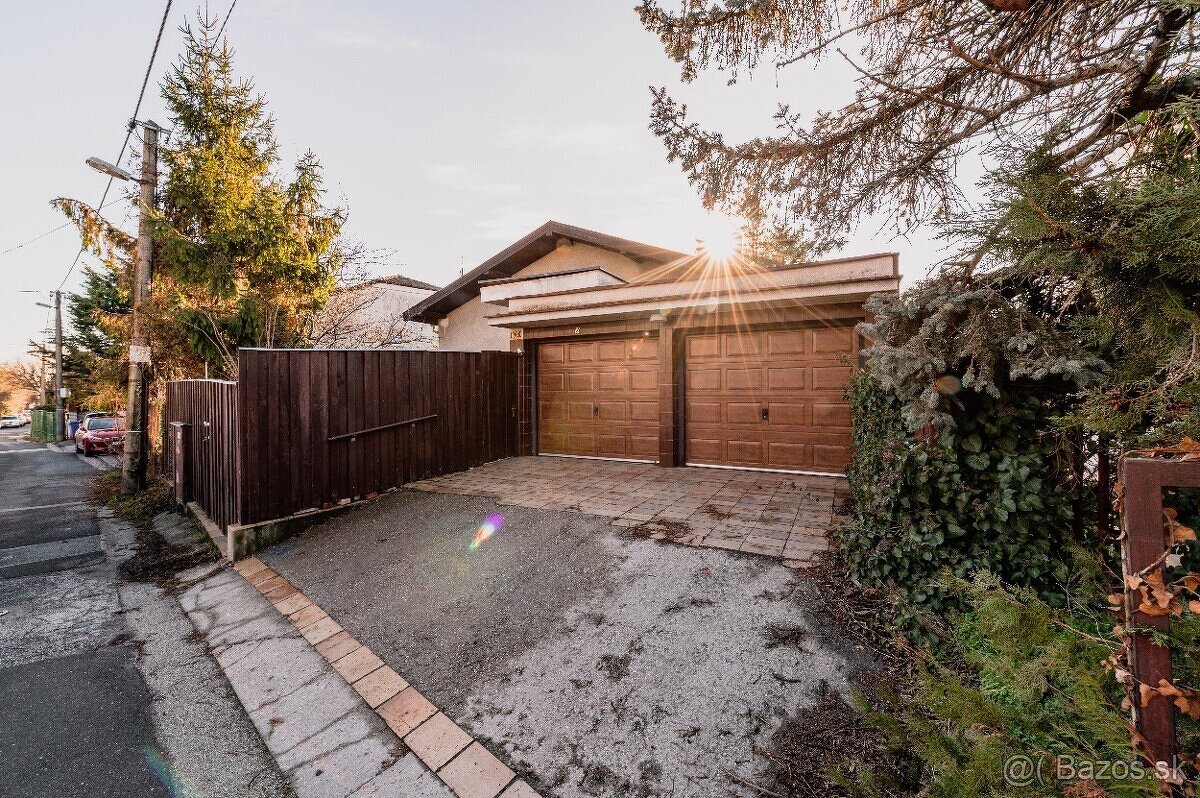 Dvojpodlažný dom Na Hradnom Kopci s dvojgarážou Staré Mesto - 8