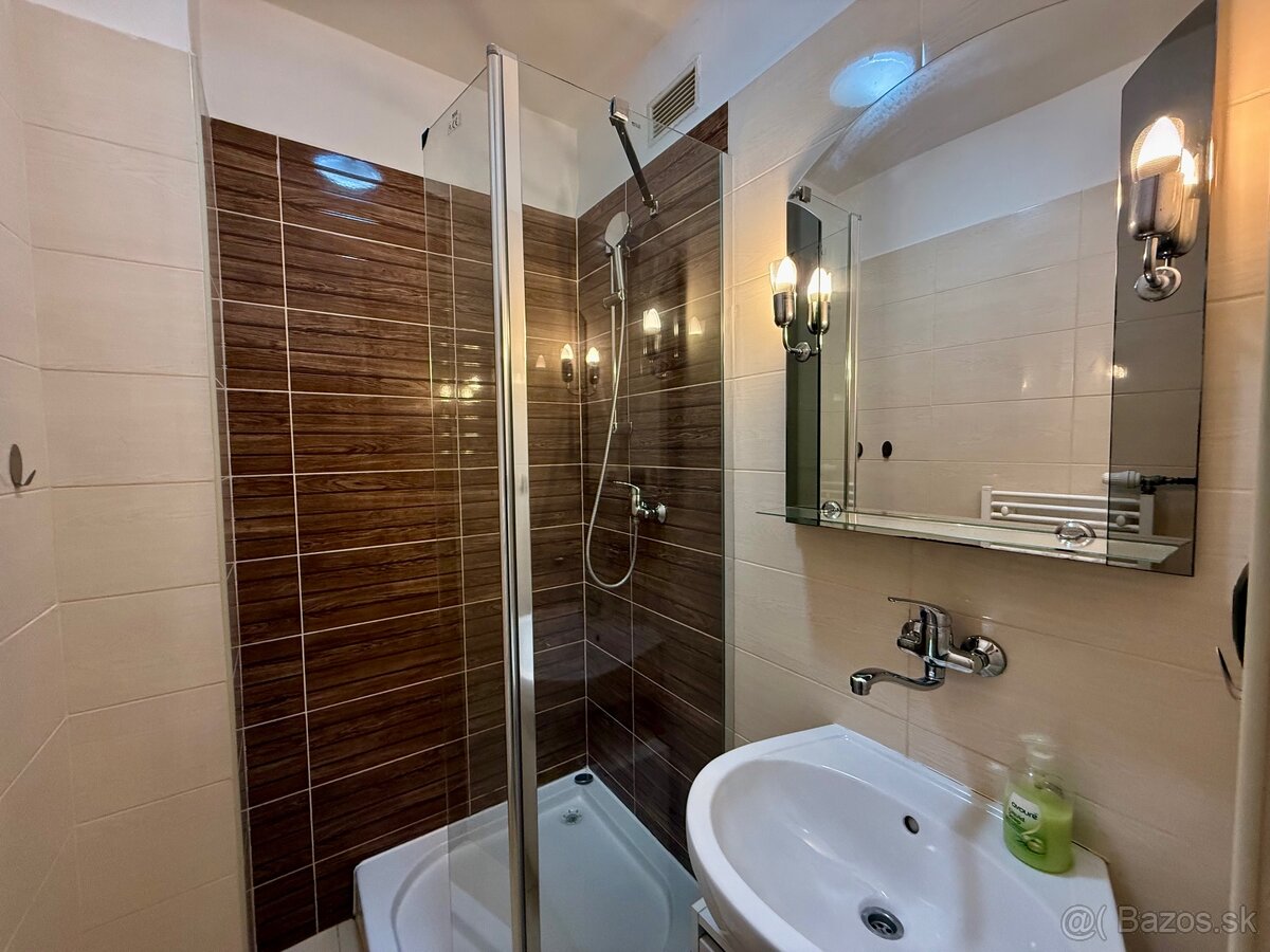 1-izbový byt na prenájom, s dvomi balkónmi, Školská ulica - 8