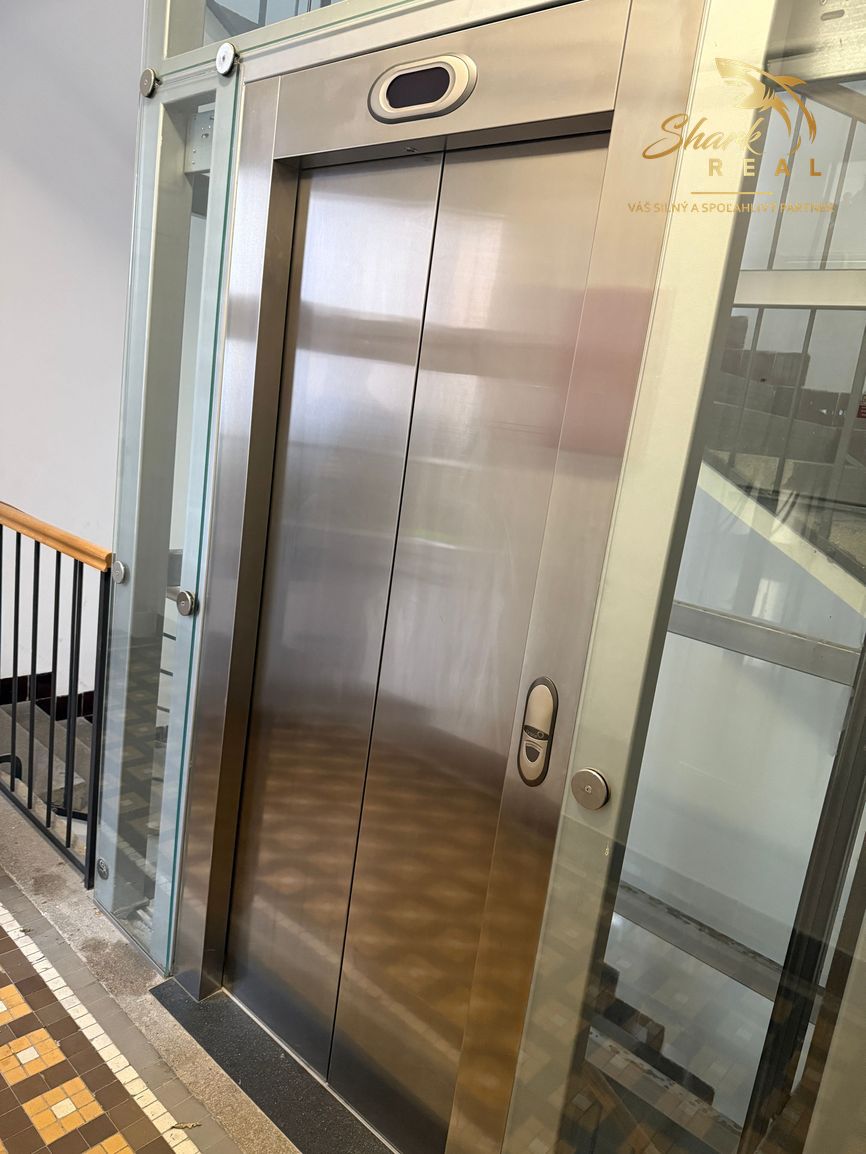 Na predaj veľkometrážny 5-izbový byt 135m2 v historickom dom - 8