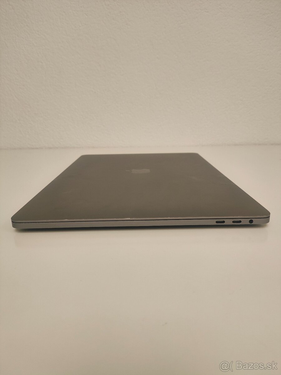 MacBook Pro 15" 2018 | i7 • 16GB • 256GB - 8