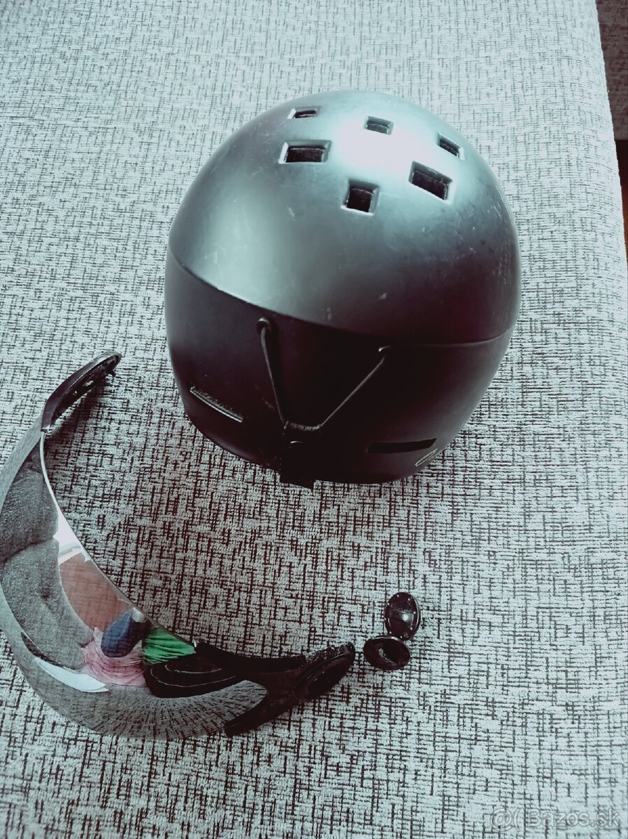 Predám Lyžiarska prilba so štítom - 8