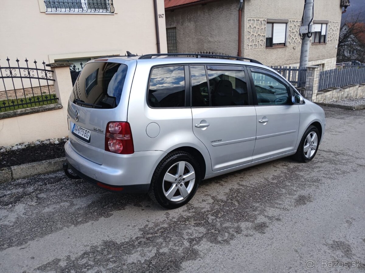 Volkswagen Touran 7-miestný - 8
