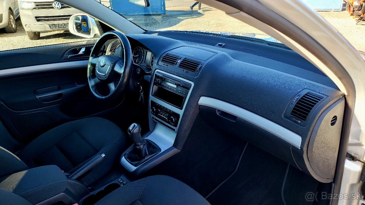 Škoda Octavia Combi 1.6 MPi Tour II benzín - 8