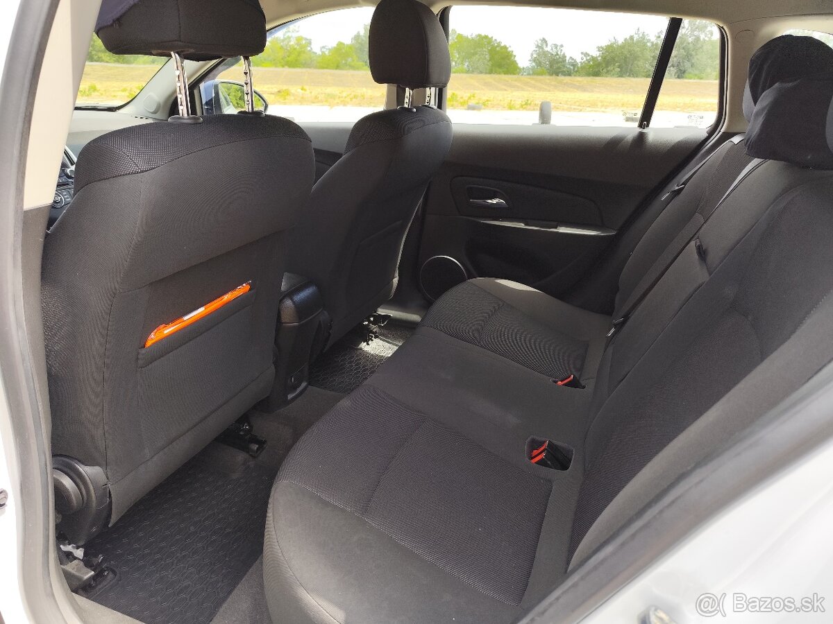 Chevrolet Cruze kombi - 8
