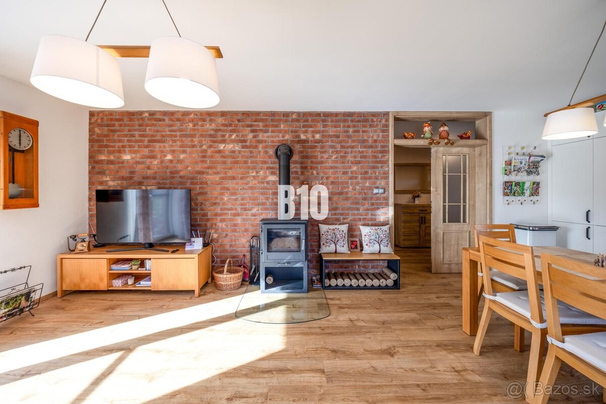 RODINNÝ DOM S ÚŽASNÝM SÚKROMÍM, VEĽKORYSÝM POZEMKOM A MODERN - 8