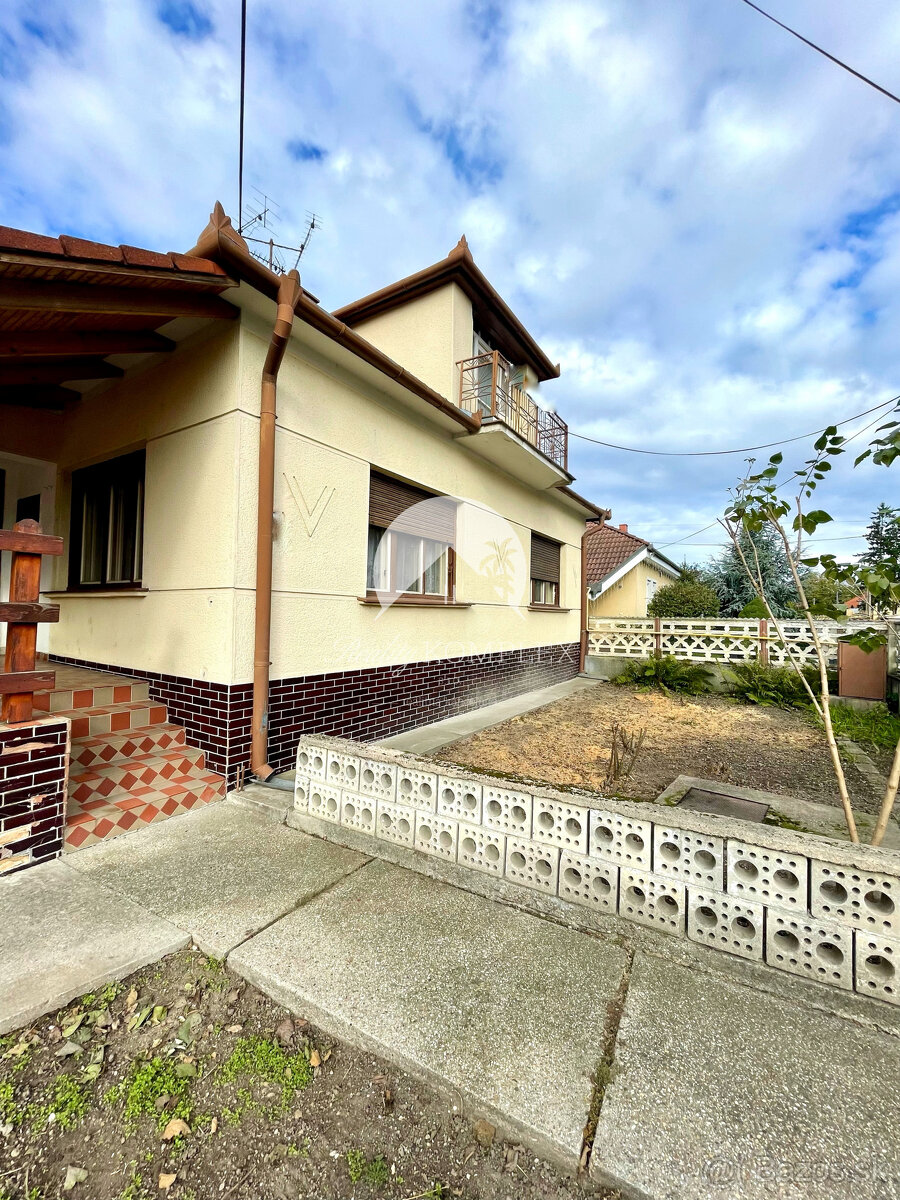 Reality KOMPLEX s.r.o. Vám ponúka priestranný rodinný dom s - 8