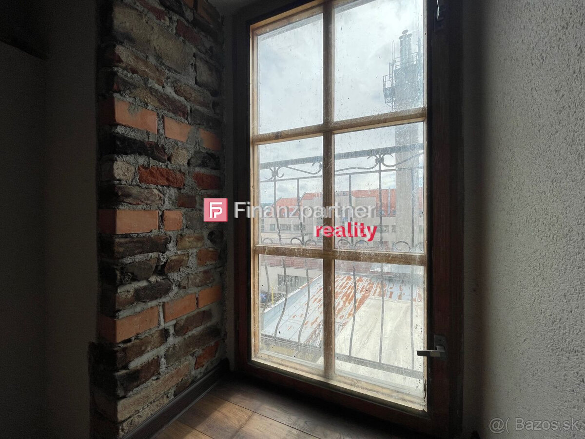 Nadštandartný podkrovný app byt s vytahom na Hlavnej ulici ( - 8