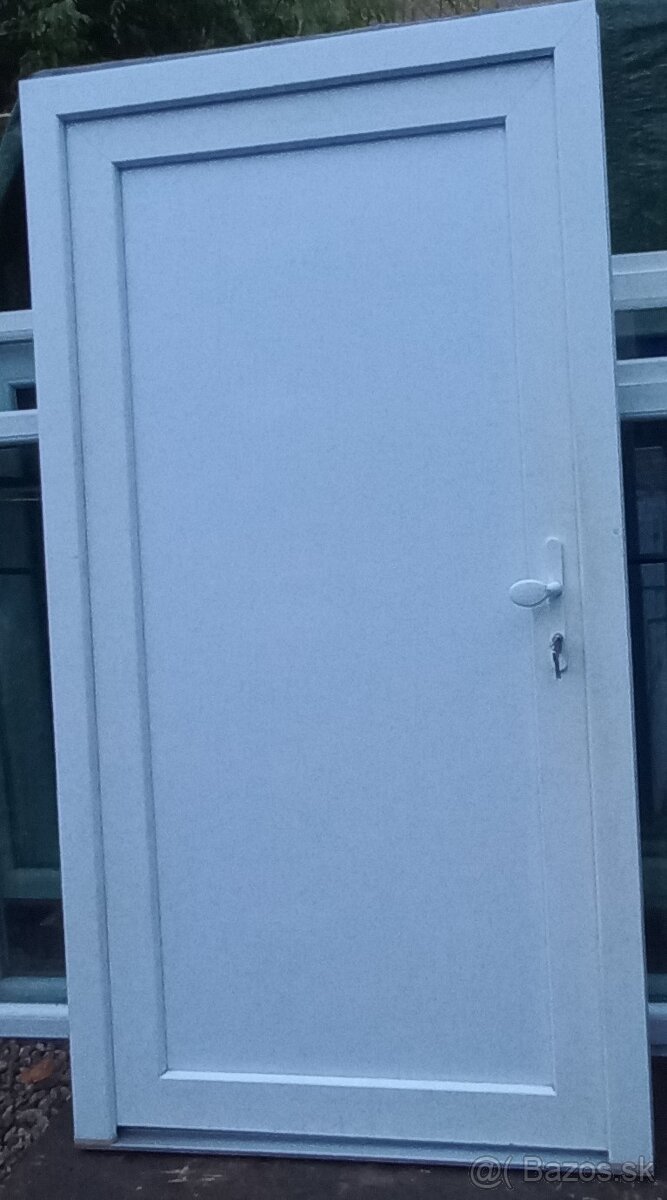 Predám pouzite okna : 53x54 ,56x81, 97x156 a dvere 115x213 - 8