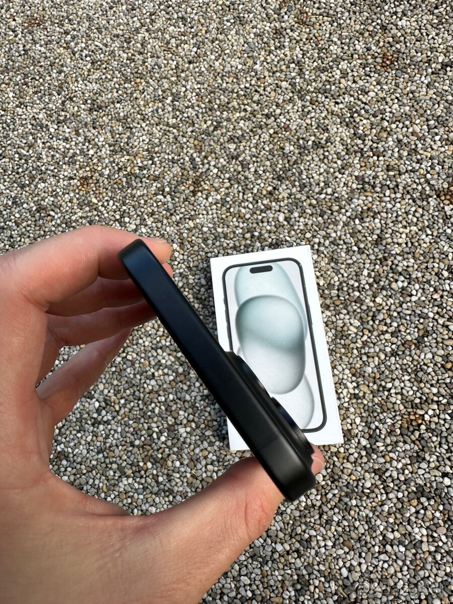 IPhone 15 - baterie 100% - 8