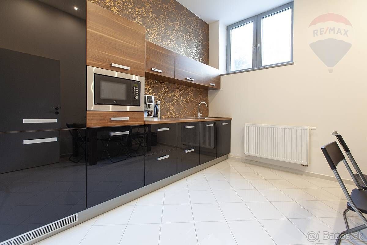 NA PREDAJ: Reprezentatívny komerčný priestor pod hlavnou st - 8