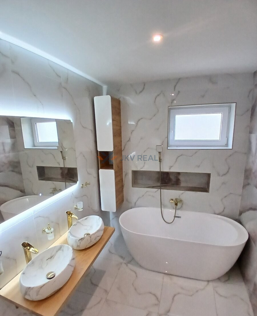 Moderný átriový rodinný dom v Beladiciach – novostavba - 8