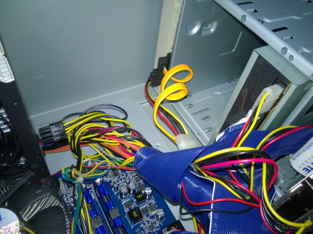 Intel Core 2 Duo E8400 3.00 GHz + Grafická karta + SSD + HDD - 8