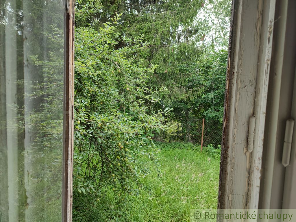 Staršia chalupa s hospodárskymi budovami na pozemku 850 m2 - 8