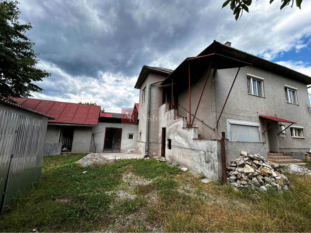 Dvojpodlažný Rodinný Dom na pozemku 786 m2 - Chyžné - 8