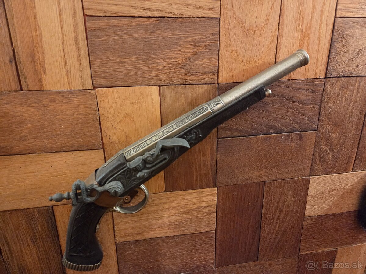 Predám makety zbraní, parohy na štítku, lustre,obraz, lampy - 8